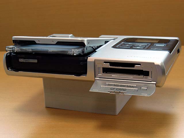 富士通、PCなしでデジタル画像を扱えるMOドライブ2機種