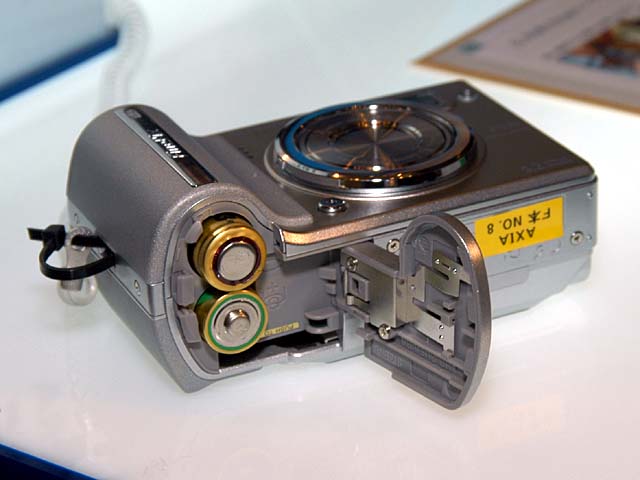 富士フイルム、グリップスタイルの中堅機「FinePix E550/E510」