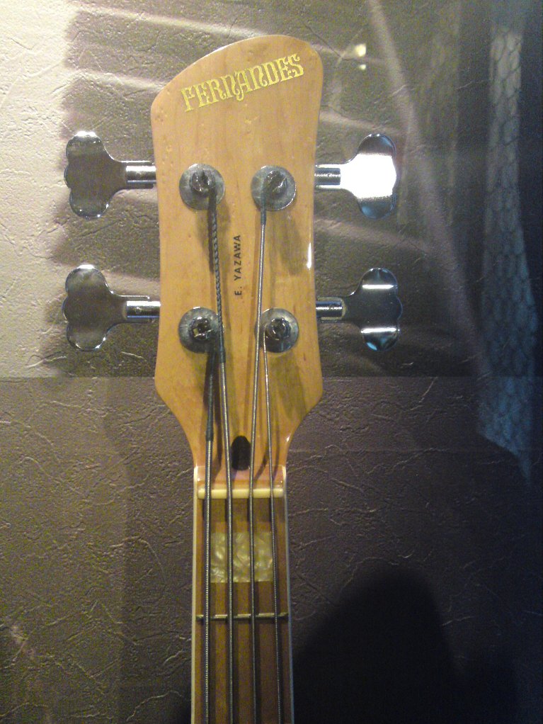 矢沢永吉フィギュアとベースギター2本 矢沢永吉フィギュアとベース