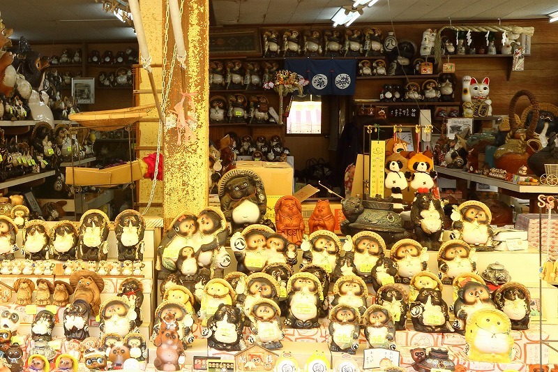 分福茶釜】分福茶釜で有名なお寺さん。たぬきの像がたくさんで見どころ