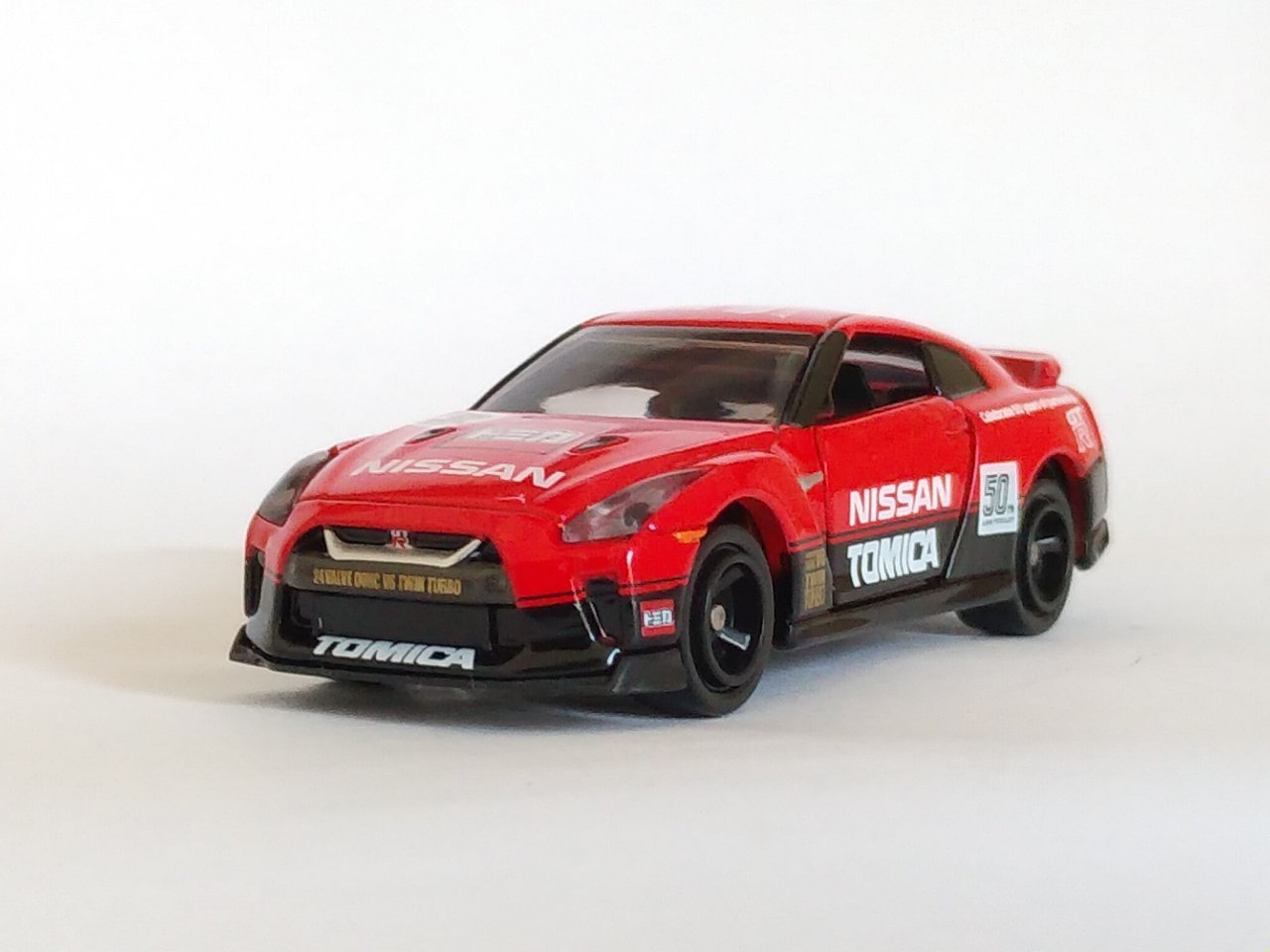 タカラトミー・日産 GT-R トミカ50周年記念仕様 designed by NISSAN