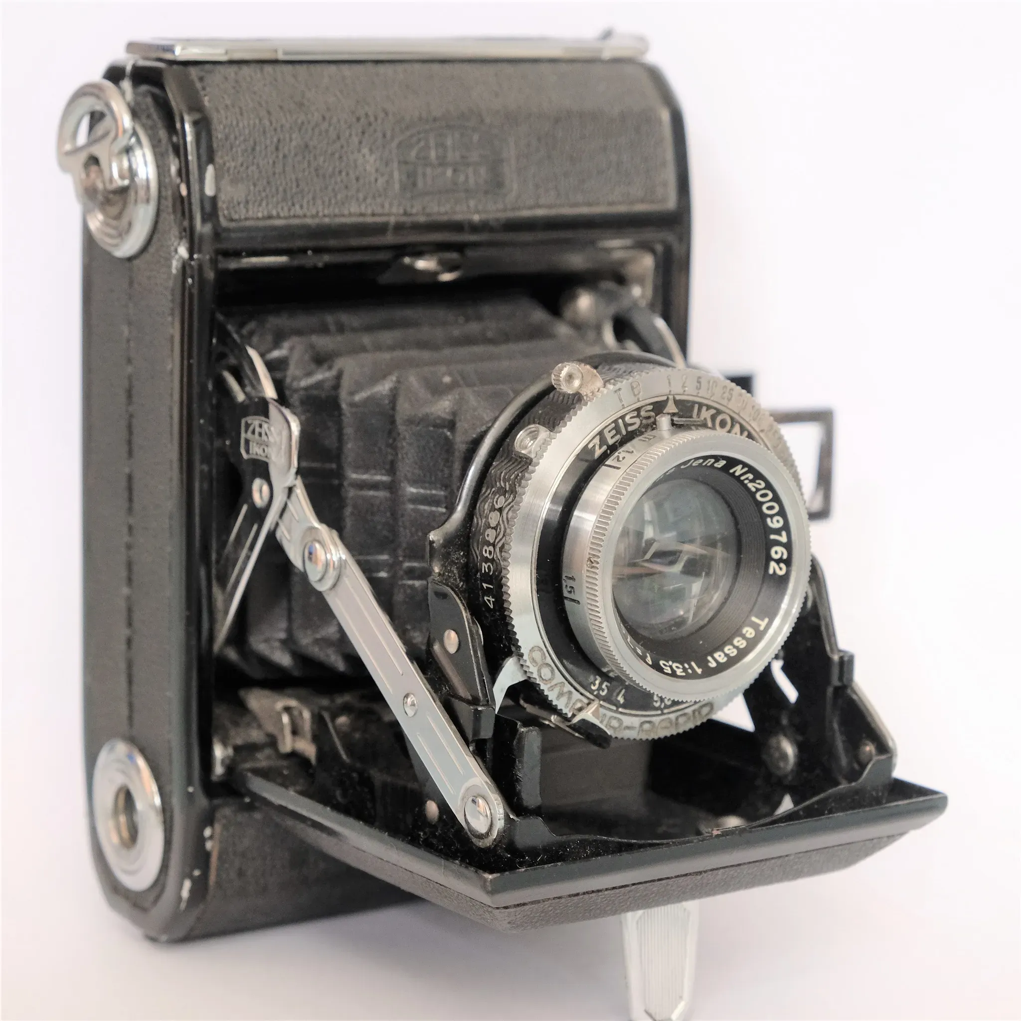 Zeiss Ikon Ikonta 520 | Gears | Photo by Tommy Ku