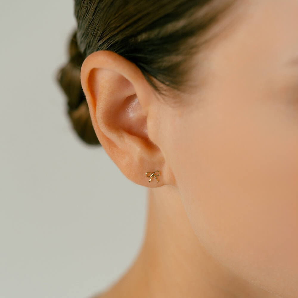 可愛いリボンの軟骨ピアス K10金イエローゴールド │ ヘリックス