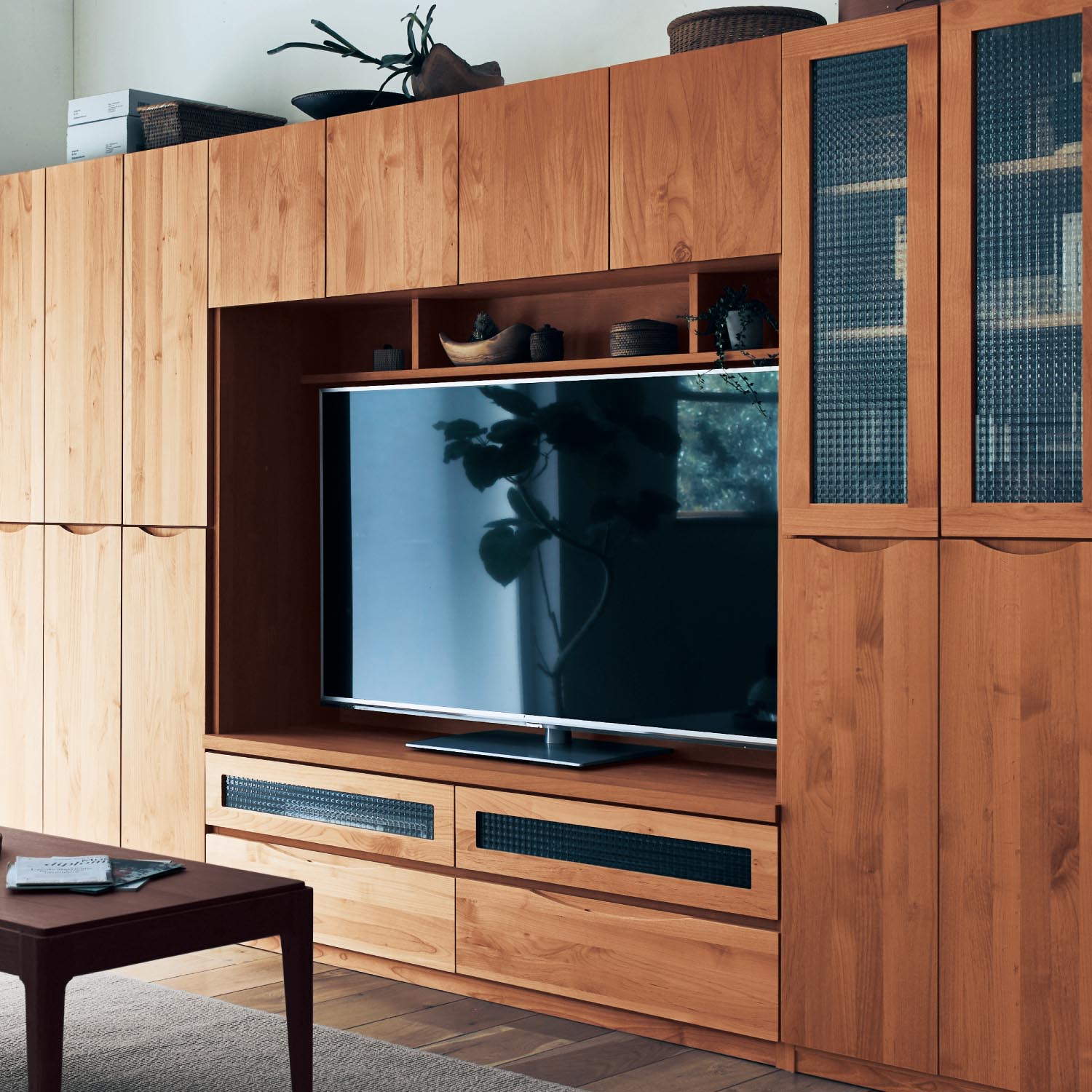 あたたかみのあるアルダー材の壁面テレビ台（テレビ台/テレビボード