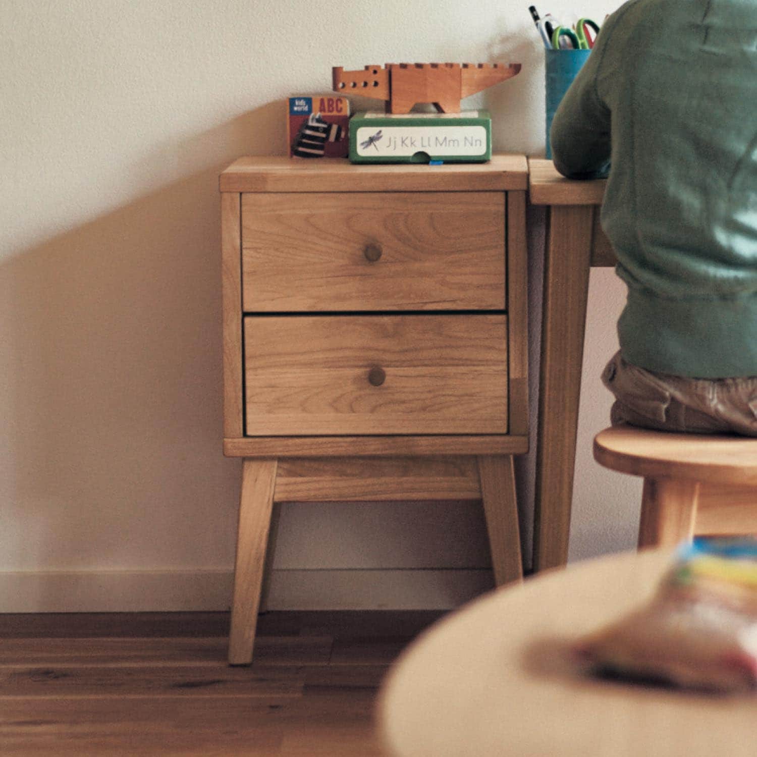 天然木アルダー材でつくったサイドチェスト（サイドテーブル/リビング