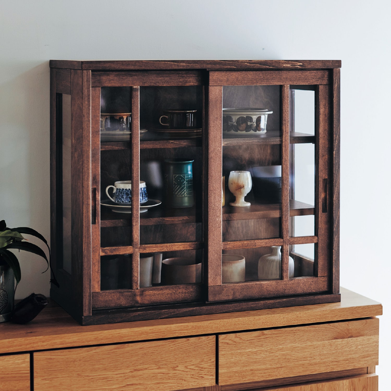 あたらしくて懐かしい。水屋箪笥風コレクションキャビネット（キッチン