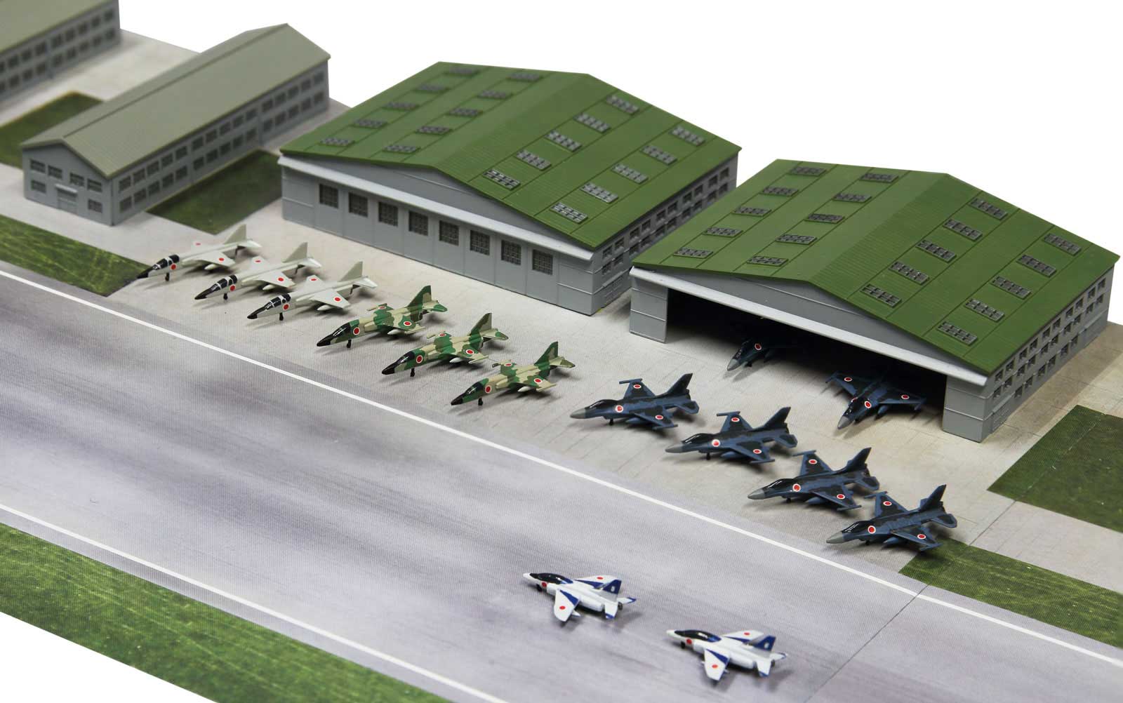 1/700自衛隊基地ジオラマ航空機付 F-35やC-2、AWACSなどが付属
