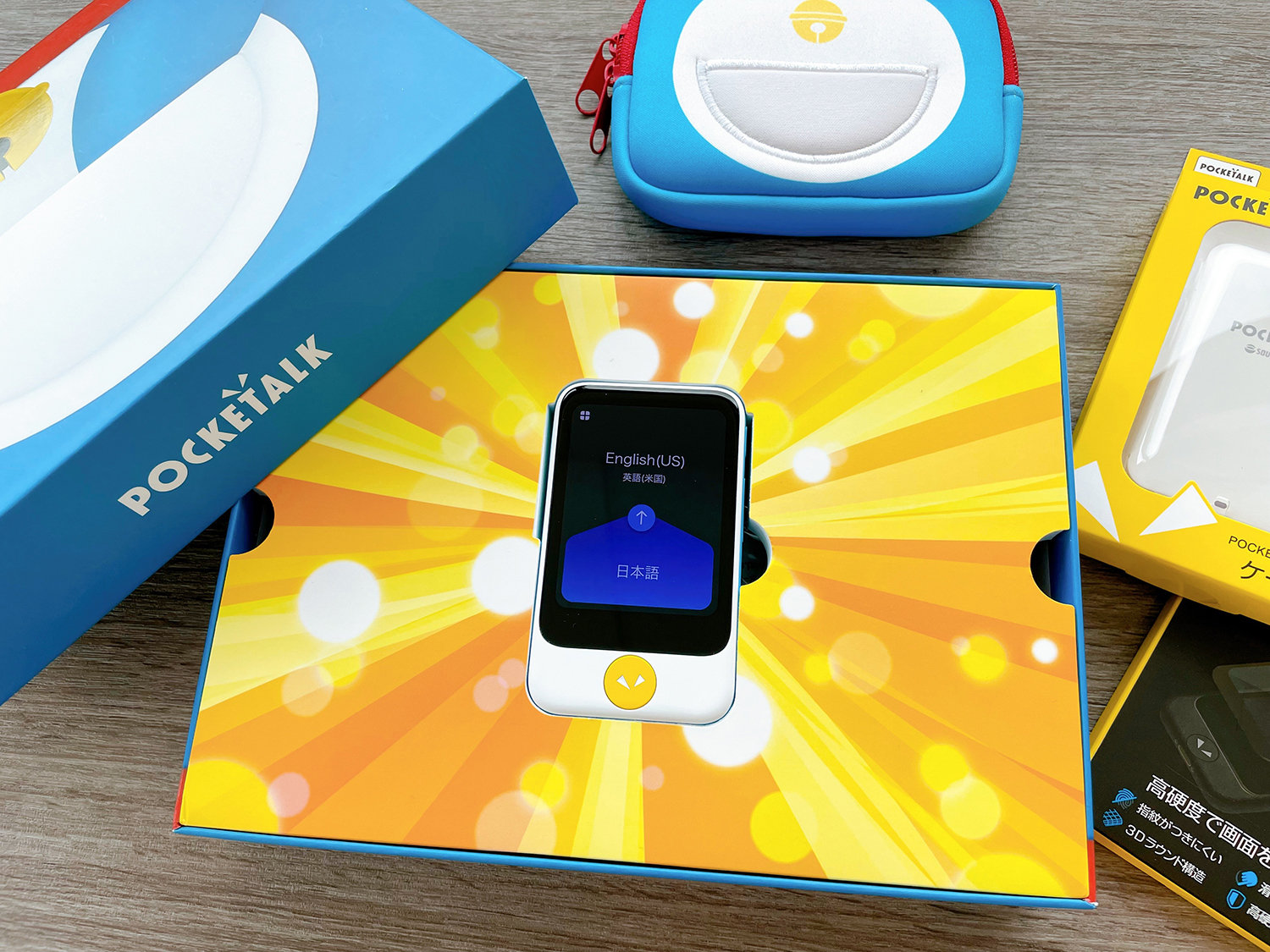 ドラえもんEditionも！ ソースネクストがAI通訳機「POCKETALK S」発表