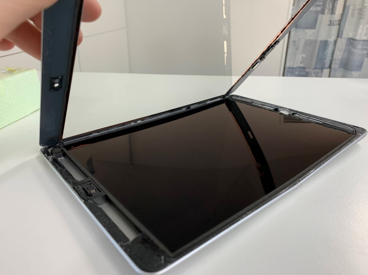 ☘️iPad第8世代 32GB 歪み有 iPad第8世代が曲がった！郵送