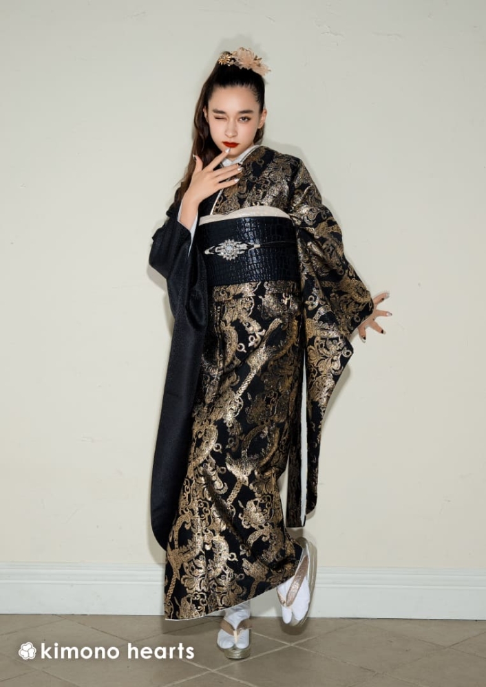 黒地にゴールドの唐草柄がキラキラ。大人ゴージャスな成人式振袖