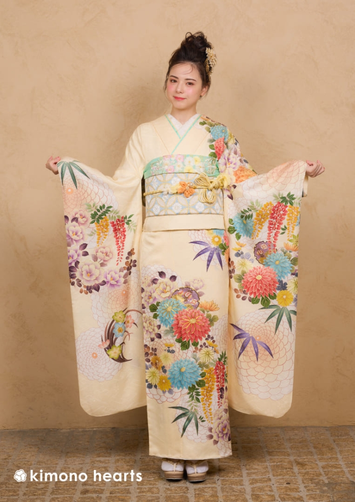 クリーム色に赤・水色・白の万寿菊や牡丹が咲く古典柄振袖 | kimono