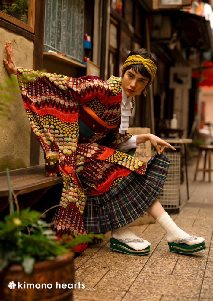 レトロモダン】F-MR1｜小花が並んだ昭和レトロ振袖に洋服をMIXした個性