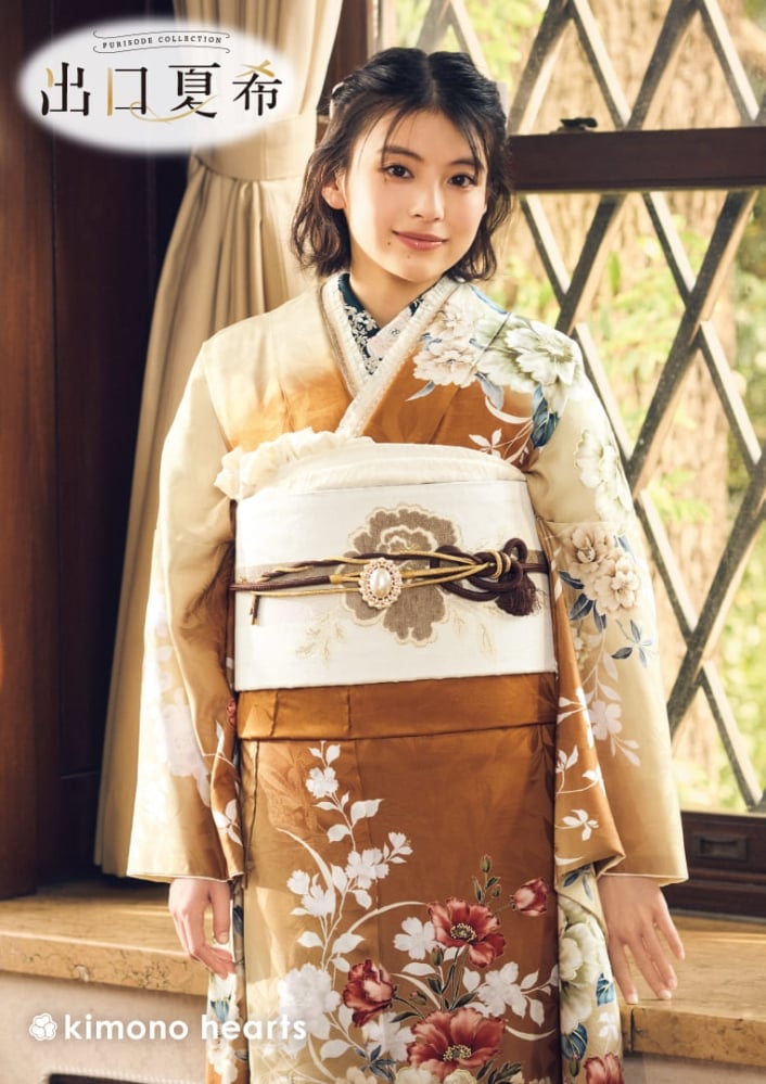 出口夏希｜落ち着いたオレンジ色に洋花が描かれた成人式の振袖