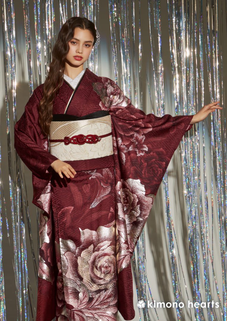 深みある赤地に大きな銀の薔薇が煌めく大人振袖で成人式 | kimono