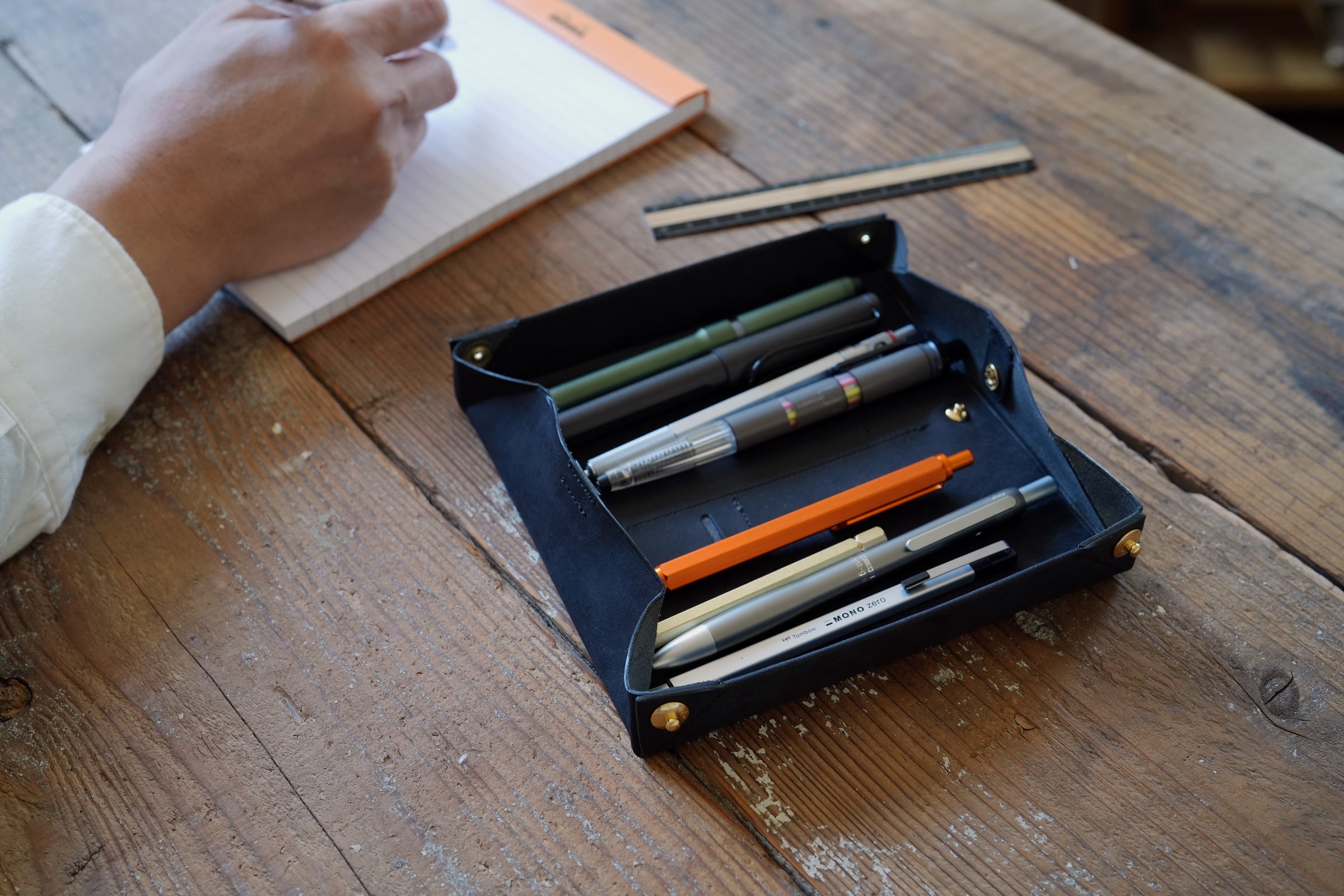 ペントレイにもなるペンケース dritto Pen roll L – PLOWS