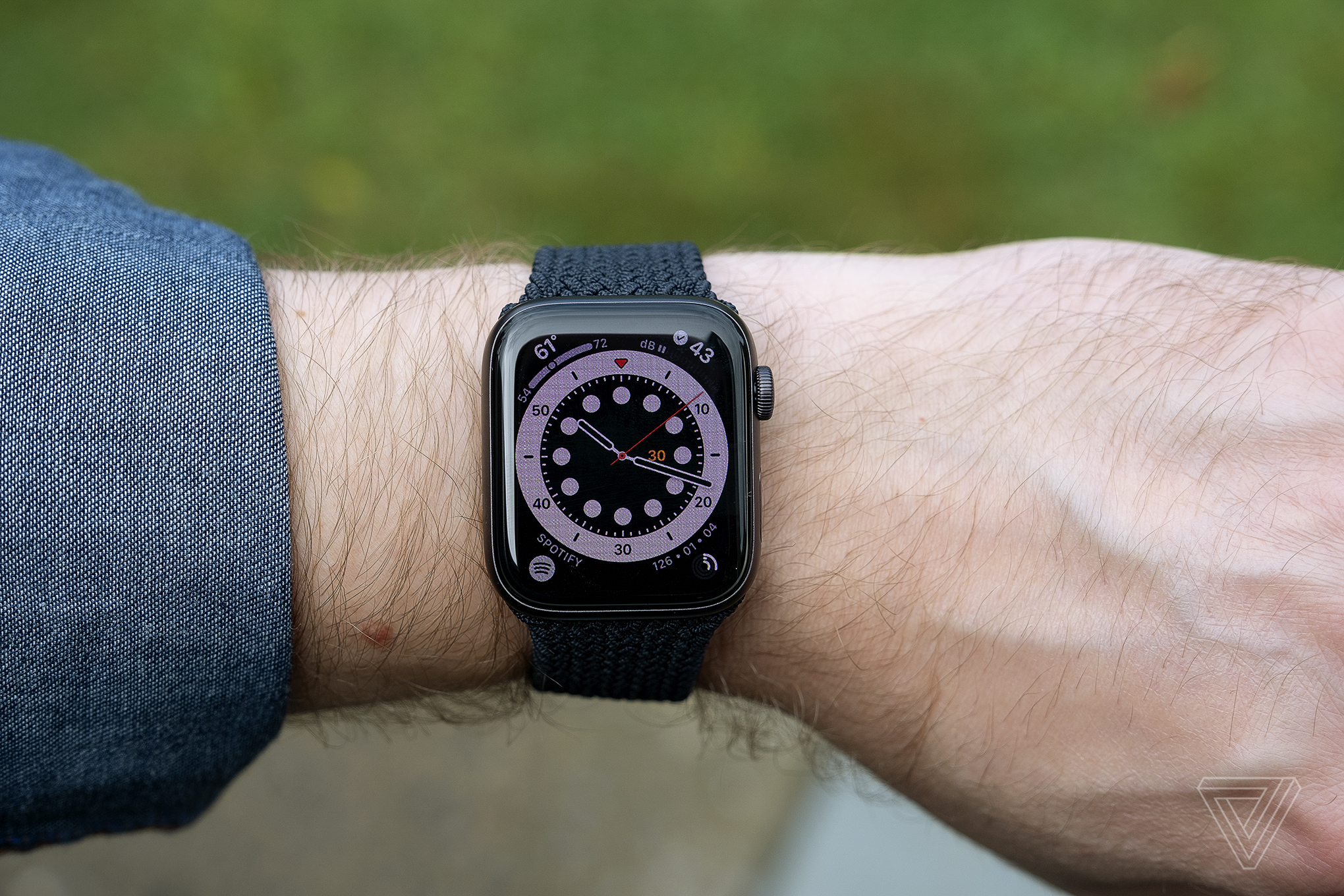 The 44mm Apple Watch SE is $40 off at Amazon | The Verge