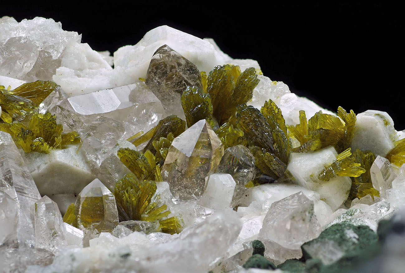 緑簾石 epidote - 岩石鉱物詳解図鑑planetscope