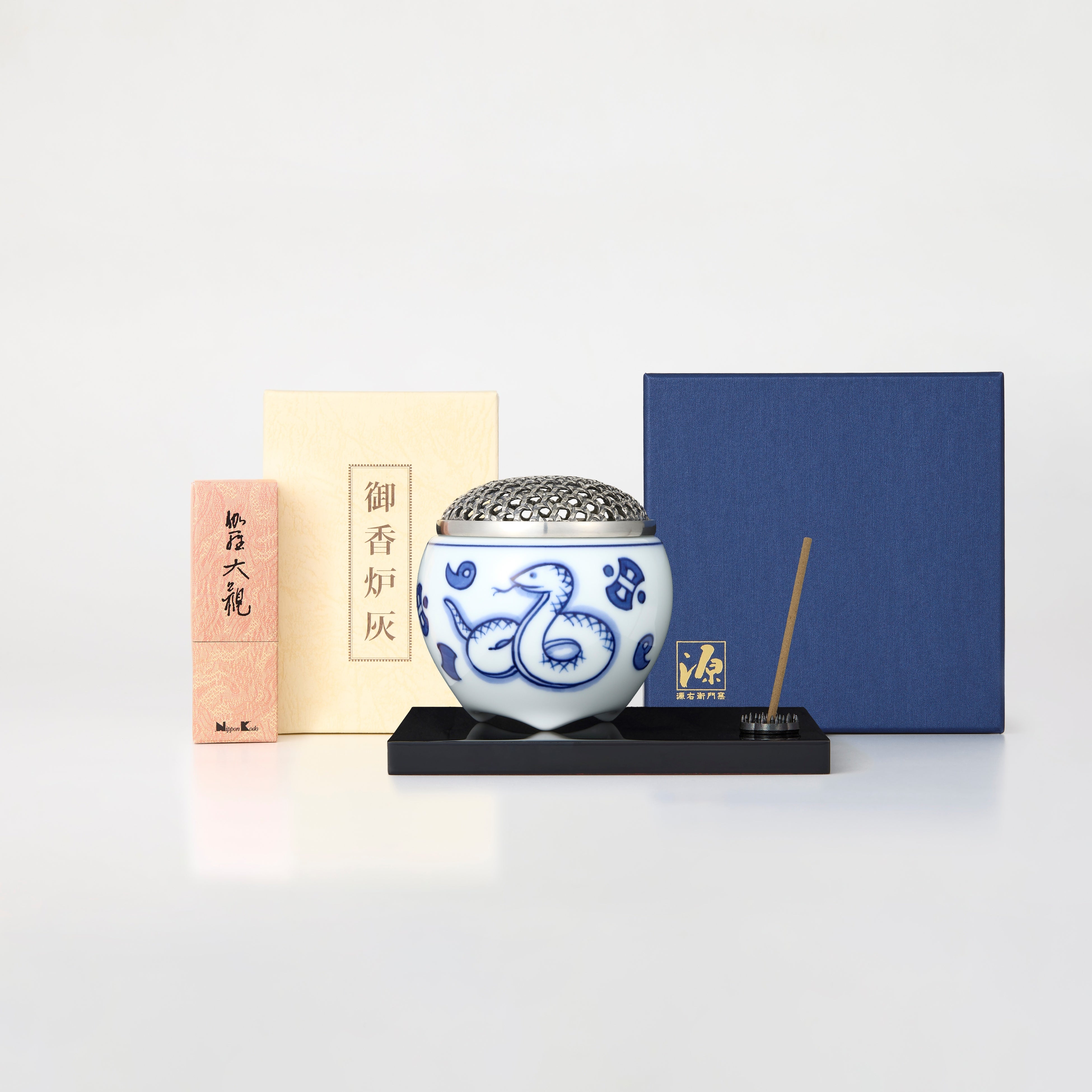 日本香堂、2025年の干支「巳」デザインのお香セットと、香炉セットを