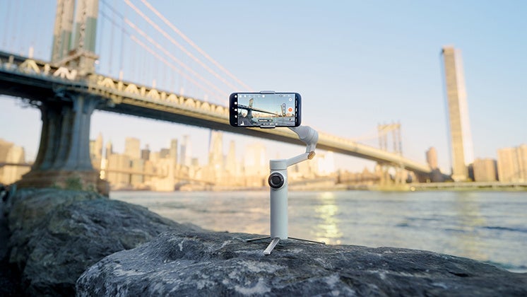 Insta360 Flow 2 Proを発売: スマホジンバルにAIの力を | Insta360