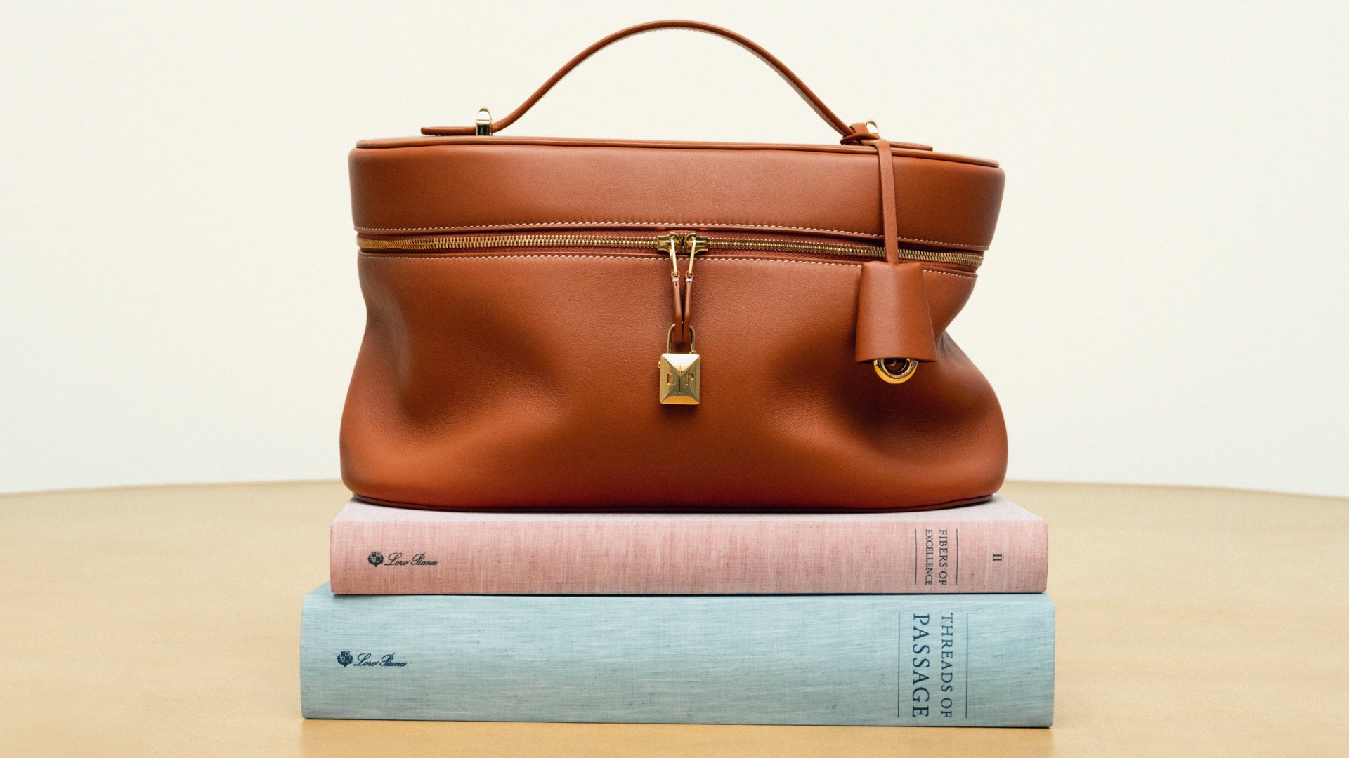 ロロ・ピアーナの新作 《エクストラ・ソフティ・バッグ》 | ロロ