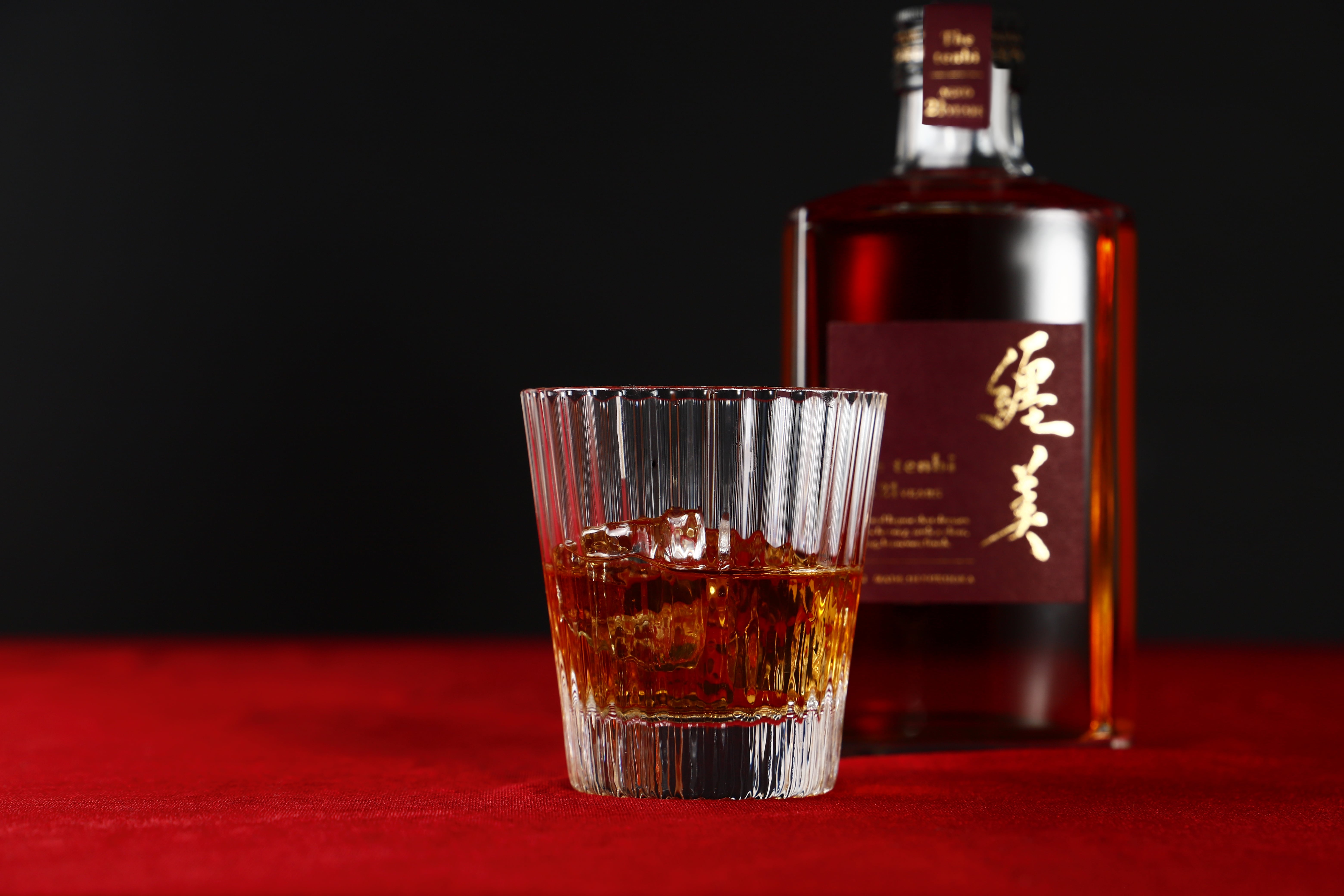 麦焼酎を21年長期熟成。樽熟成が紡ぐ美しさを纒う熟成酒「纒美 -tenbi