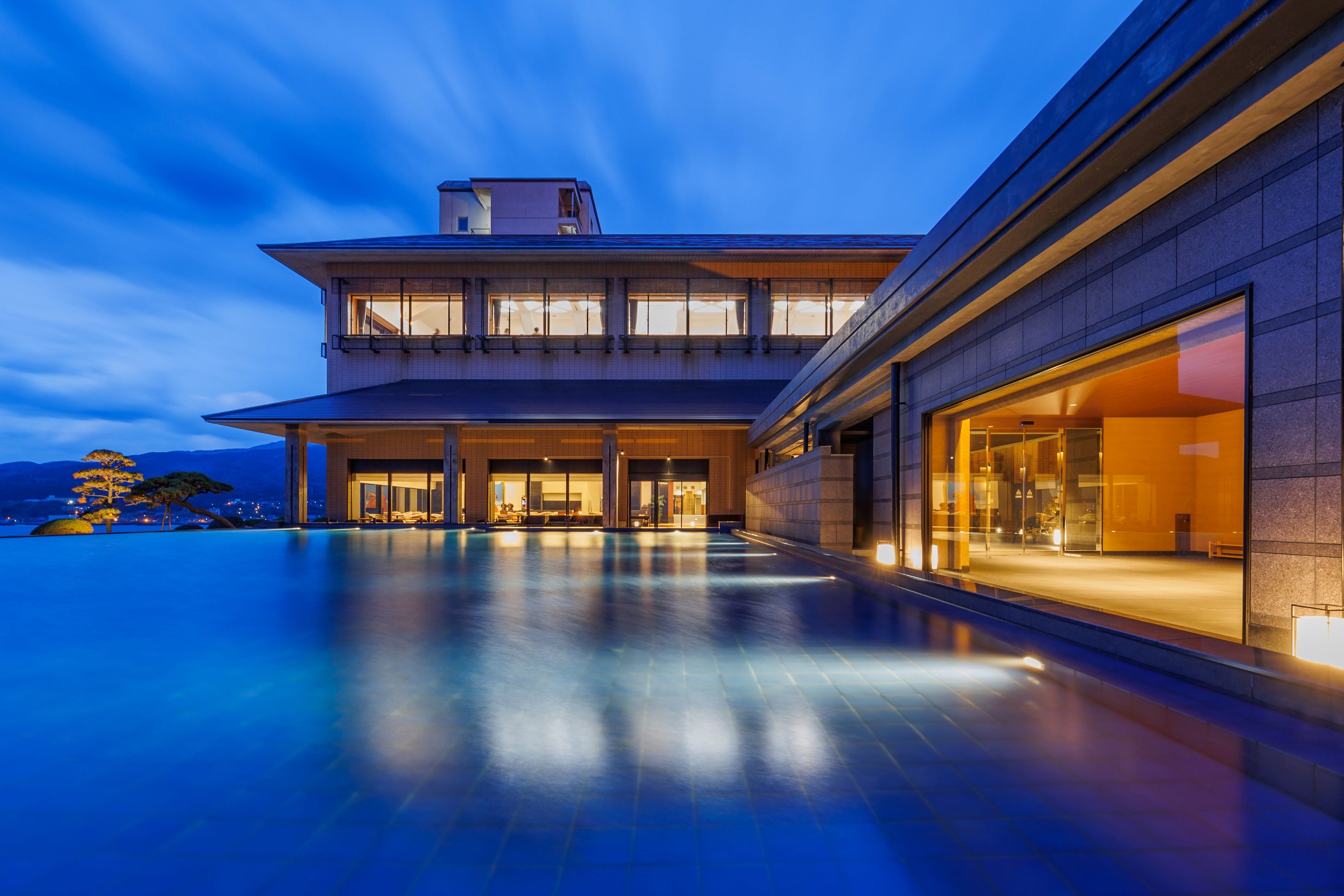 HOTEL OOSADO】世界文化遺産「佐渡島の金山」を表現したホテル