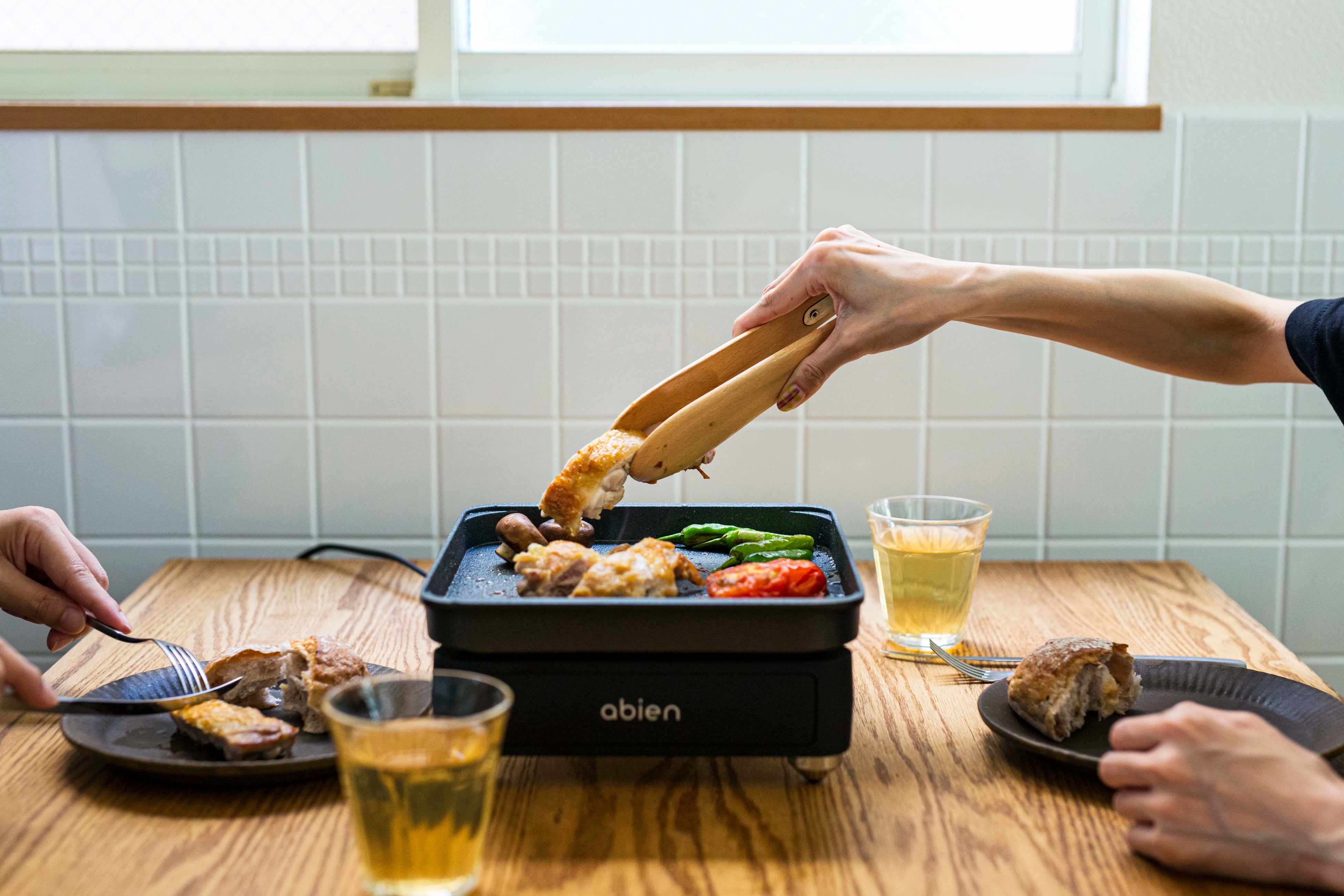 楽天総合1位(※1)も獲得した最新ホットプレート「abien MAGIC GRILL S