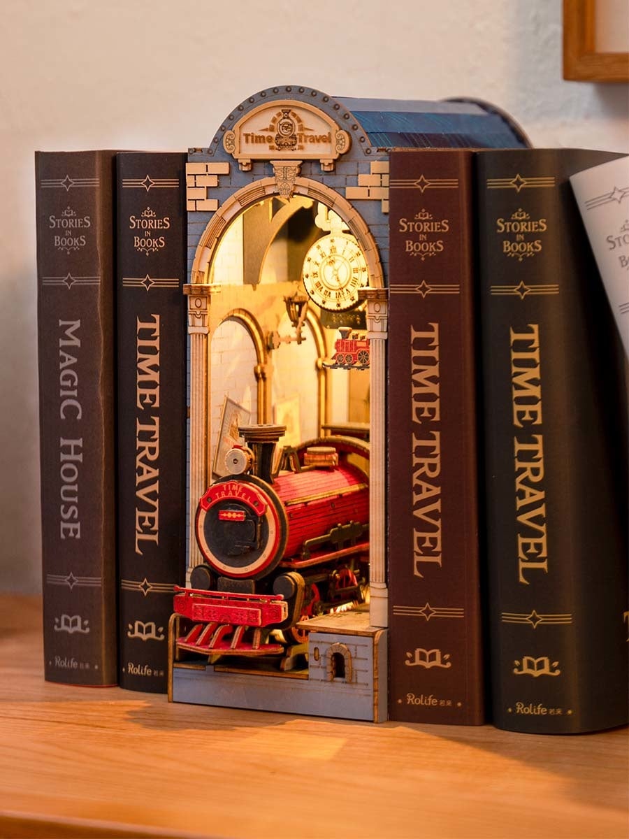 ウッドパズルとミニチュアハウスのいいとこどり！本棚を彩る「ブック