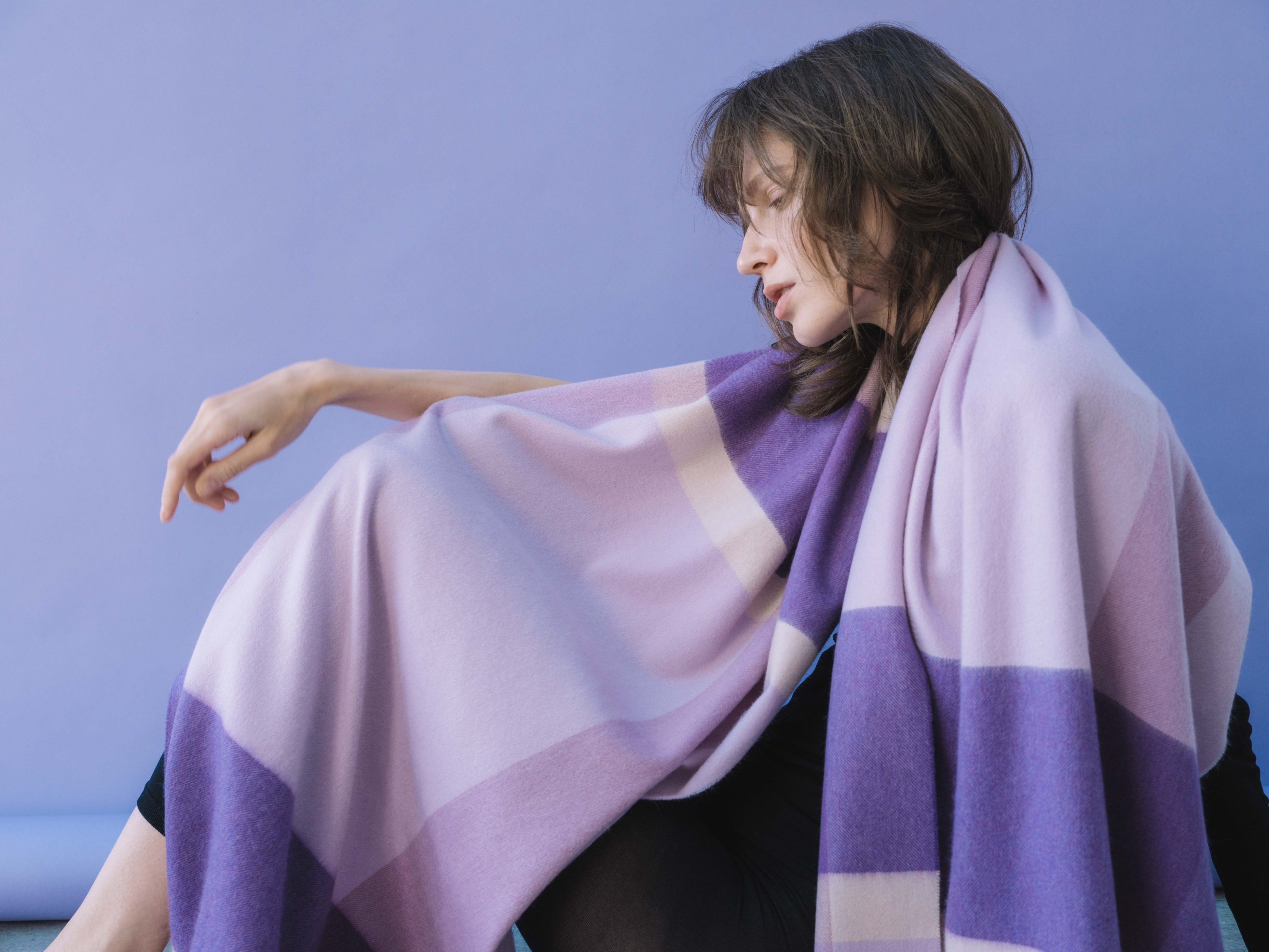 elegancese(エレガンセーゼ) 】なめらかな艶感と鮮やかな発色が特徴の