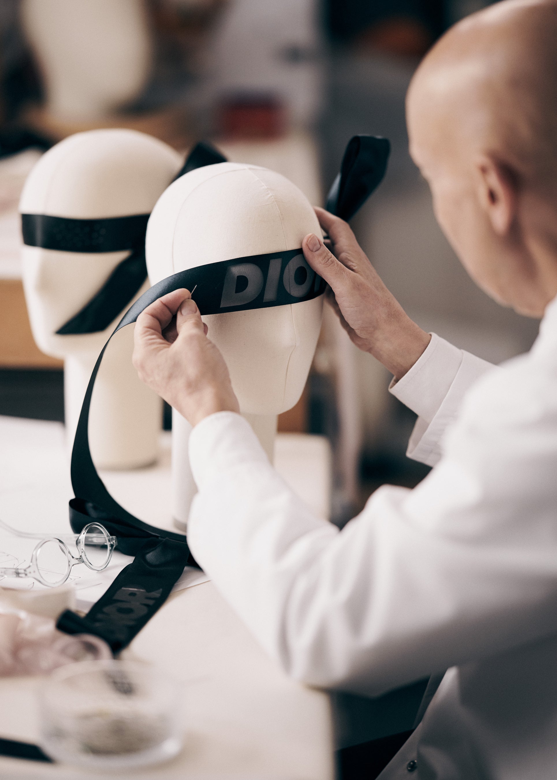 DIOR】2025‐2026年ウィンター メンズ コレクションにアクセントを添え