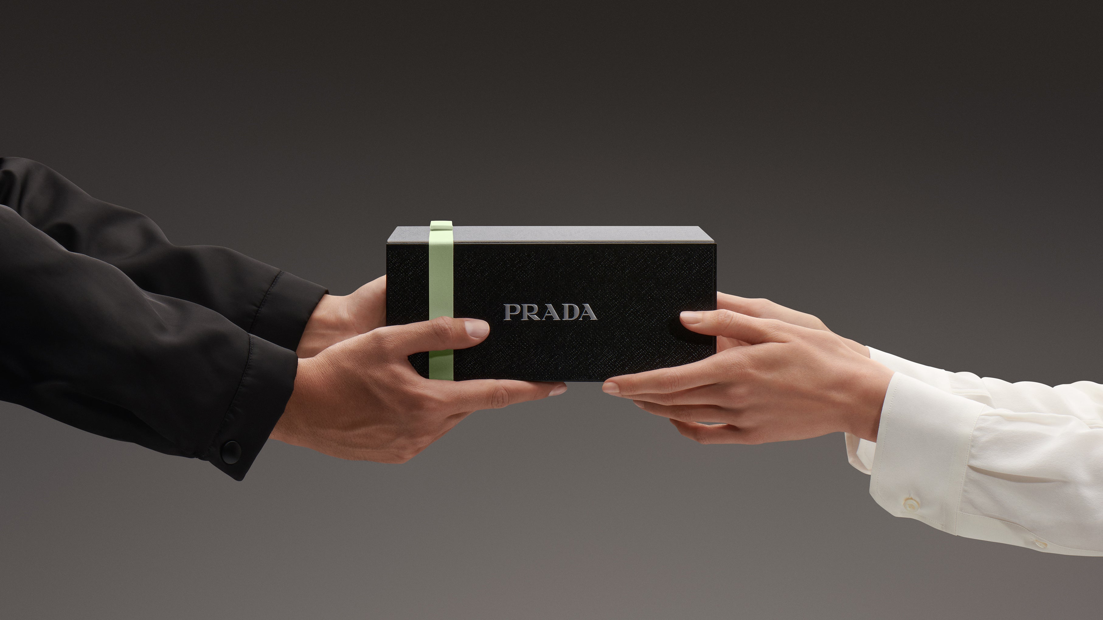 プラダ ビューティ＞阪急うめだ本店にクリスマス期間限定「プラダ