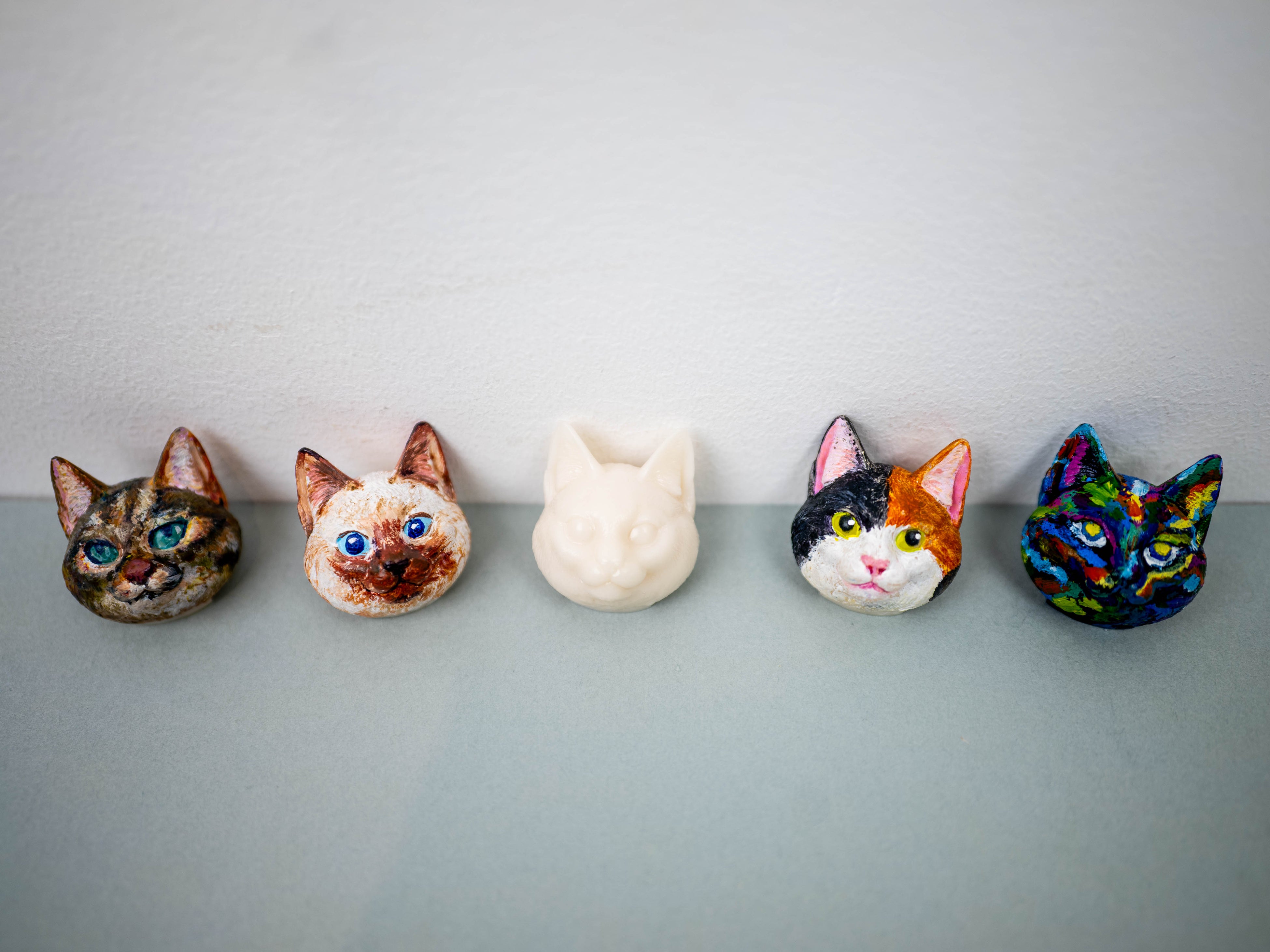 自分だけの猫が作れる】海洋堂の猫フィギュアを自由に着彩「ネコバッジ