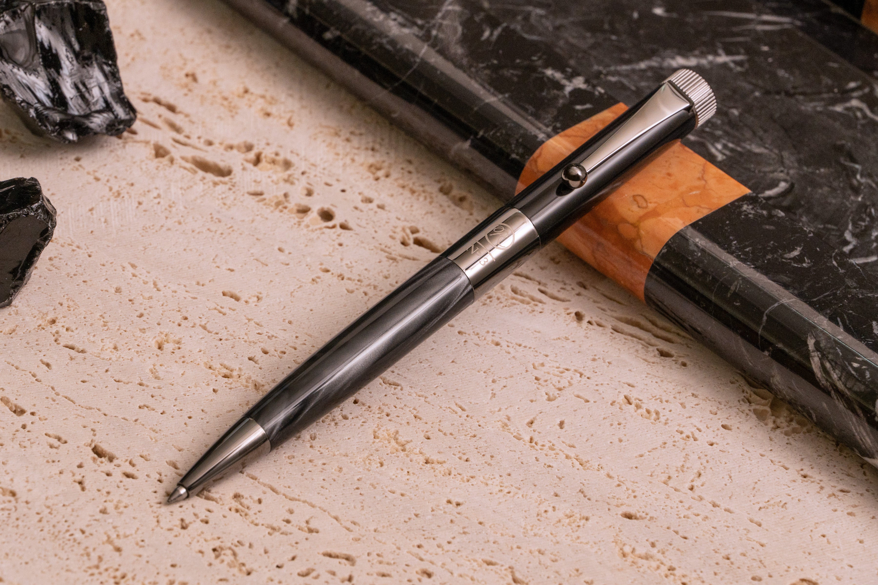 2025年限定 No.3ボールペンも登場！〈ROMEO〉新たな世界観が広がる3