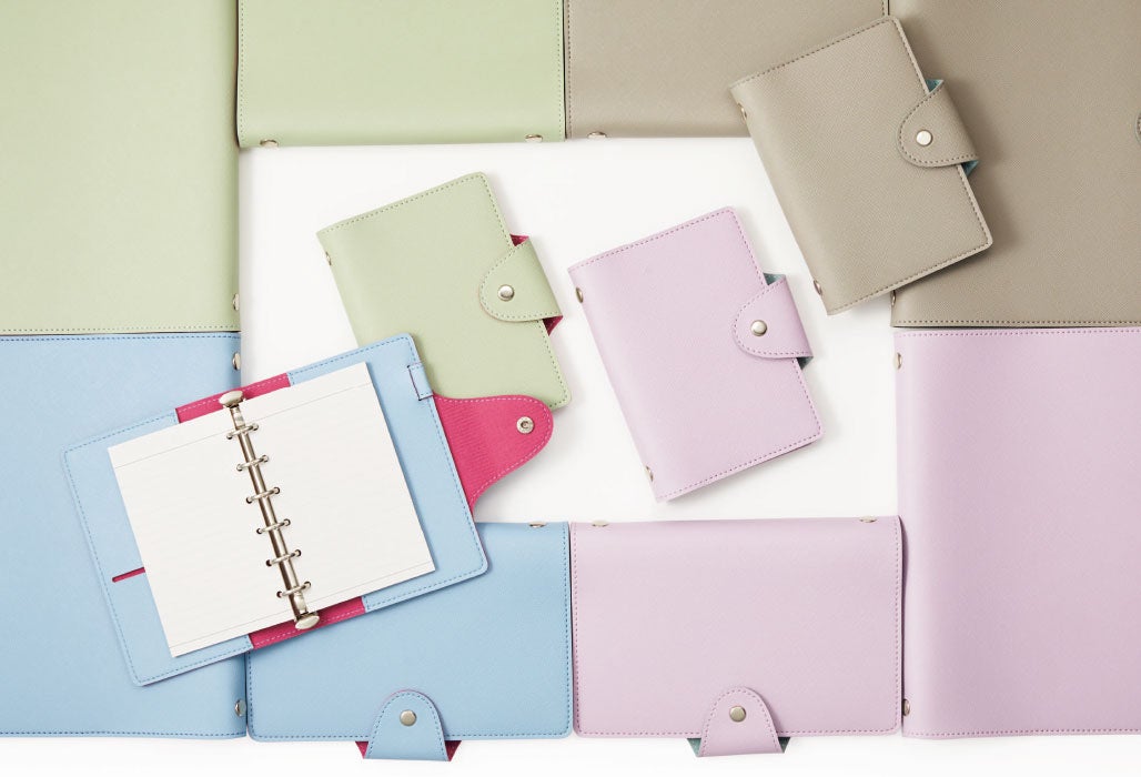 表紙とカラフルなエッジのコントラストが楽しめる。6穴リングの