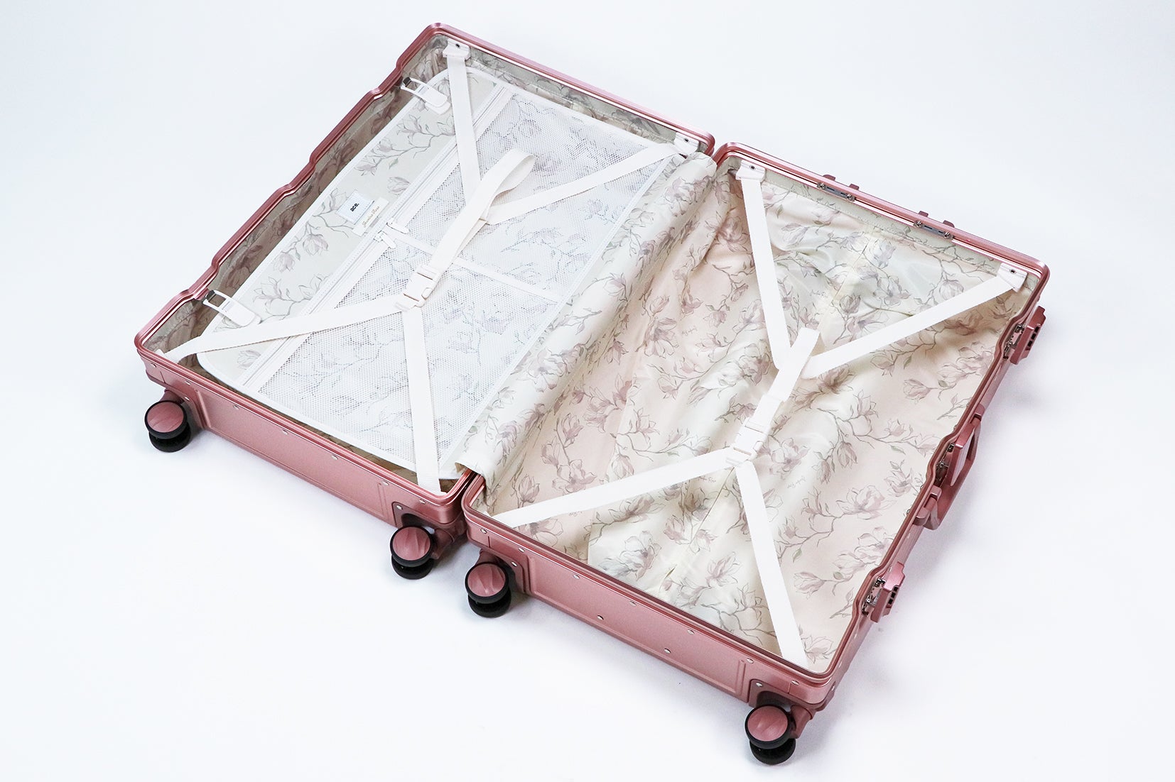 スーツケース選びで堅牢さも美しさも妥協したくない方へ。「ace.」から