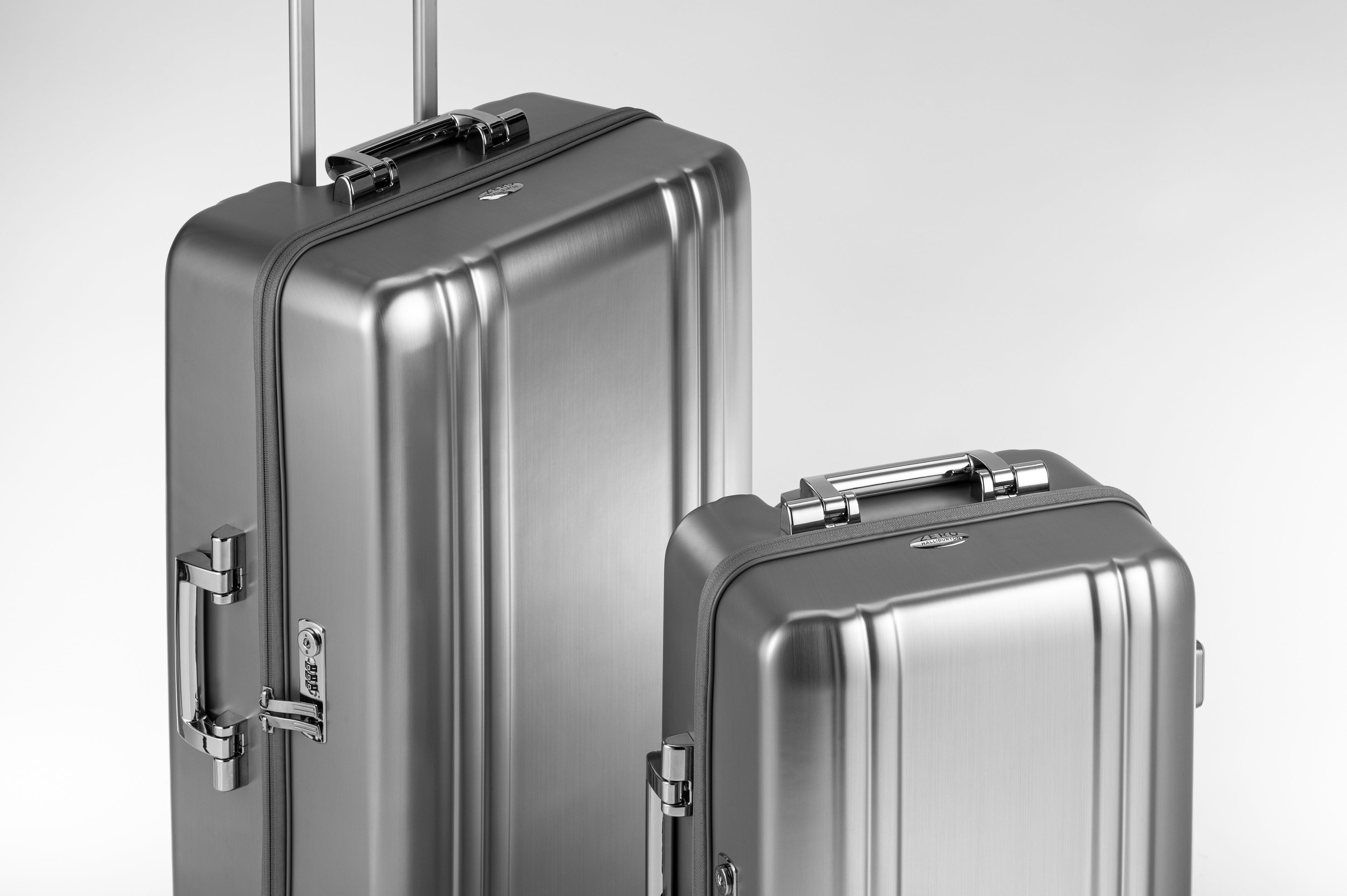 ゼロハリバートンより、アルミの様な輝きを放つ新作スーツケース「ZRM