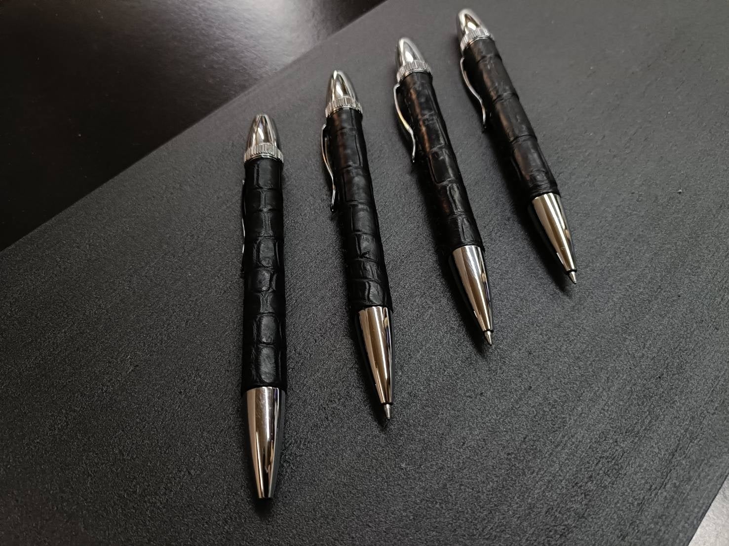 新製品発表】漆黒の極致 - 革の王者クロコダイル×京都伝統の黒染め技法