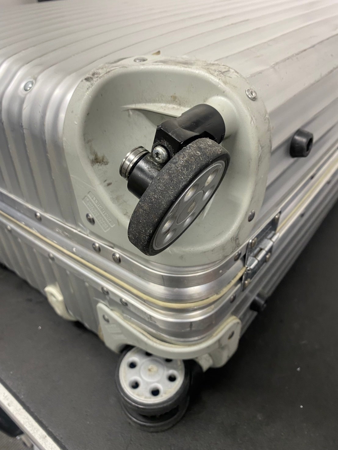 RIMOWA（リモワ）の破損の多い部位ベスト5と予防策！ | スーツケース修理王