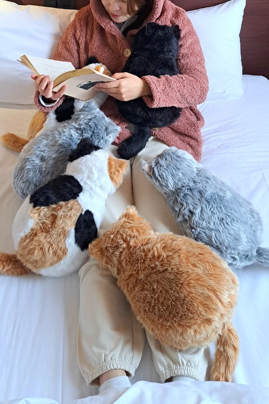 商品化リクエスト最多！「ほぼ猫クッション」の三毛猫バージョン