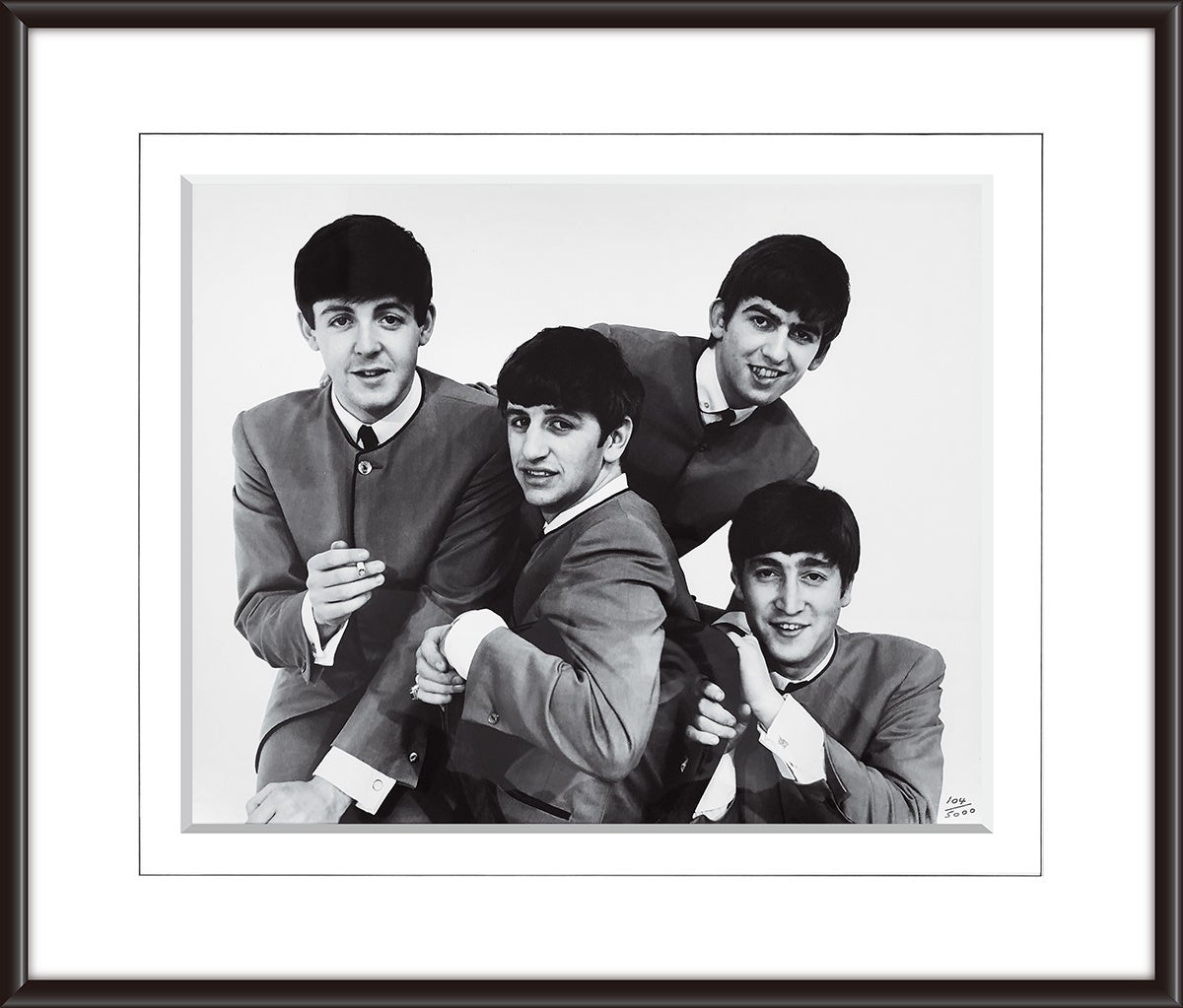 ビートルズの写真と貴重な展示品で綴る「デゾ・ホフマン写真展」の開催