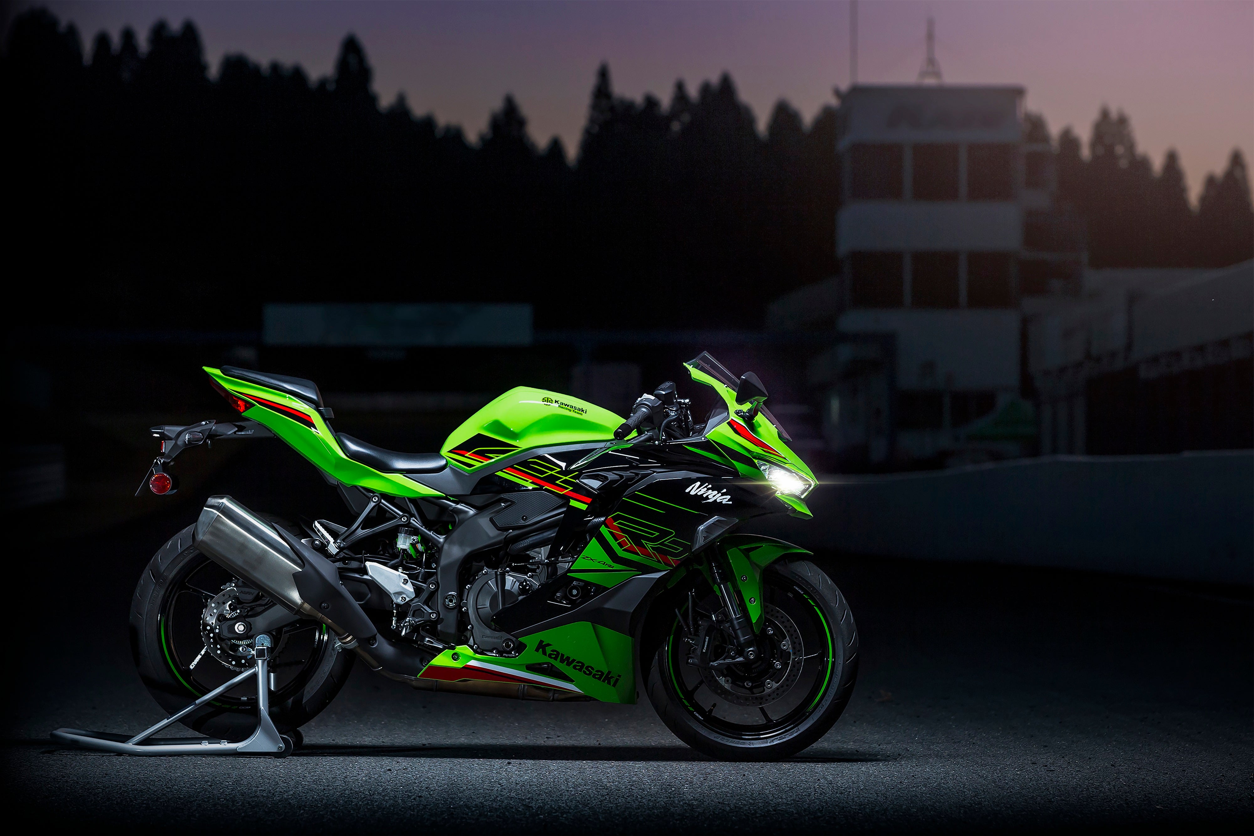 カワサキから「Ninja ZX-4R SE」「Ninja ZX-4RR KRT EDITION」新発売