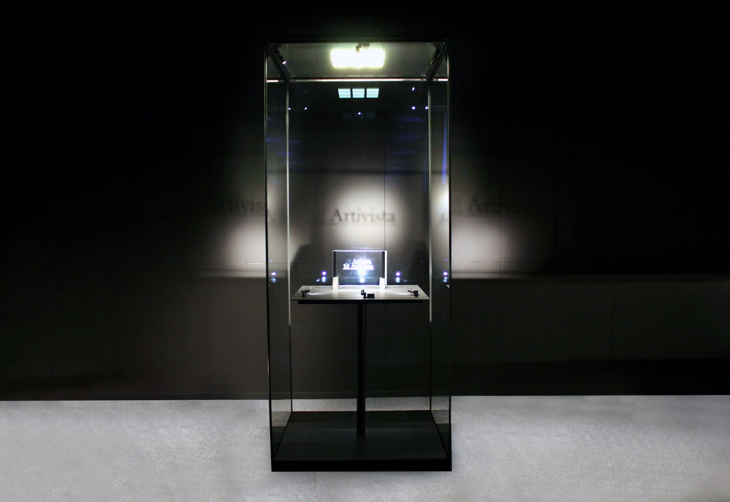 イトーキ、空間も美術工芸品も美しく演出する新型展示ケース