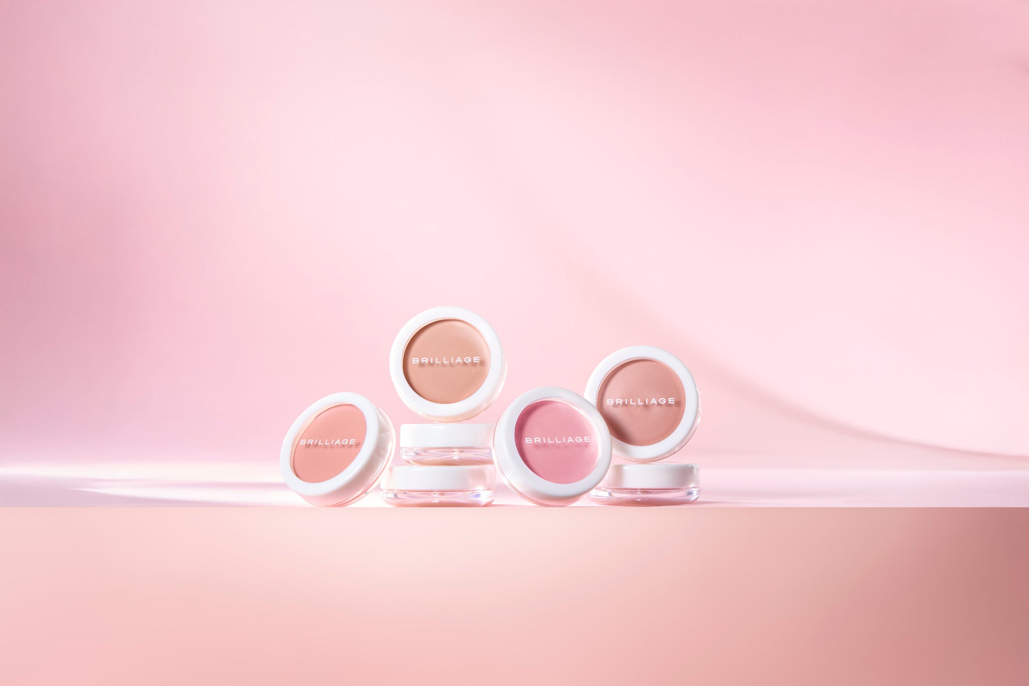 大人気のカモフラージュ コンシーラーチークに新色が登場！自然なツヤ