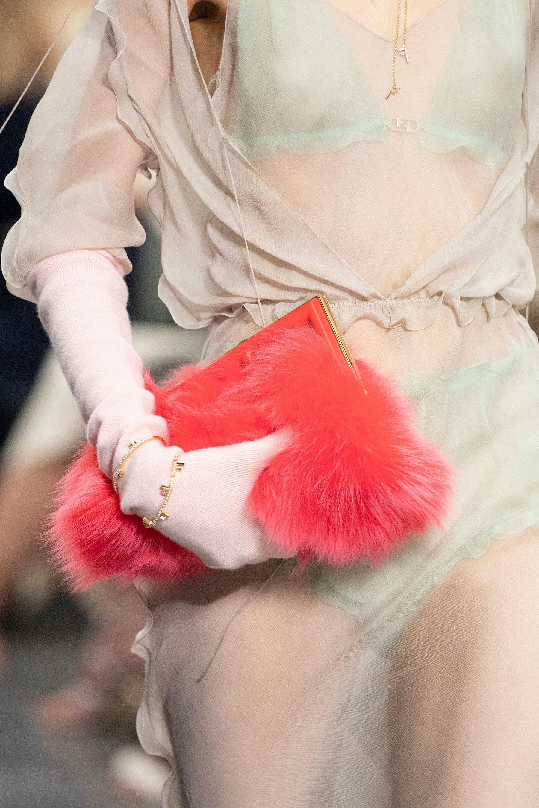 フェンディ、アップサイクルされたフォックスファー素材の新作