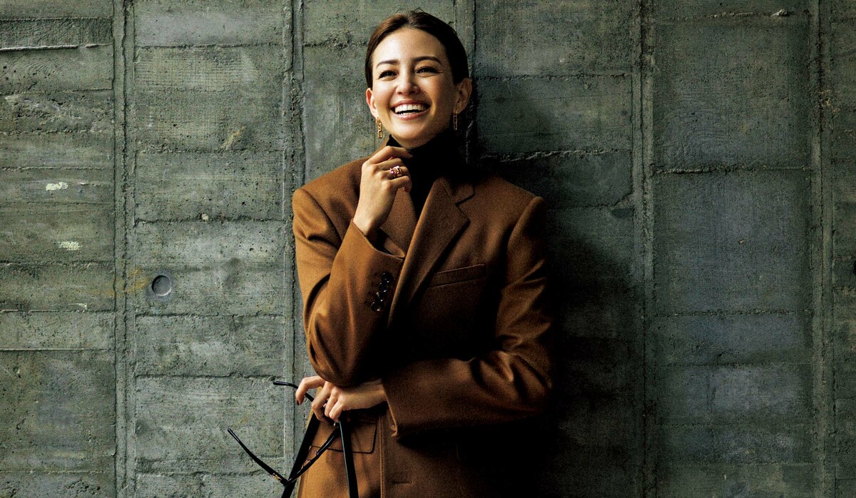 セリーヌ」のチェスターコートを主役に、辛口配色で知的なカジュアル