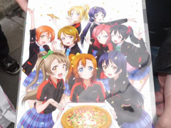 朝4時から並ぶ人も！ 「ラブライブ！」×ピザハットのコラボで生まれた