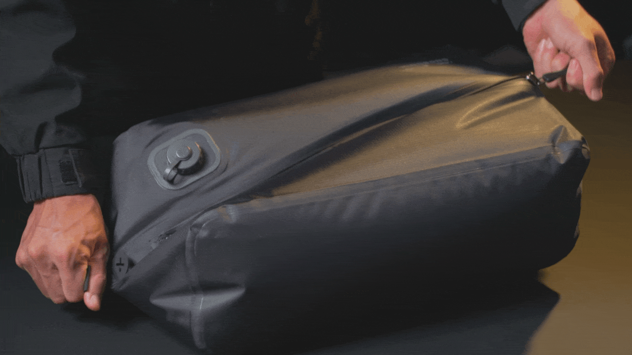 荷造り革命】ポンプ内蔵でボタンを押すだけ！世界で話題の変形スーツ