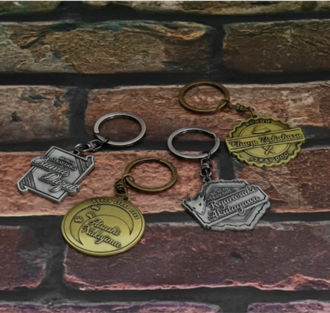 ACOS(アコス)より「文豪ストレイドッグス」メタルキーホルダーが発売