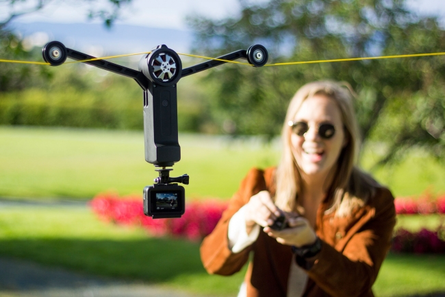 室内でも空撮ができる！ドローンよりも手軽な空撮キット「Wiral® LITE