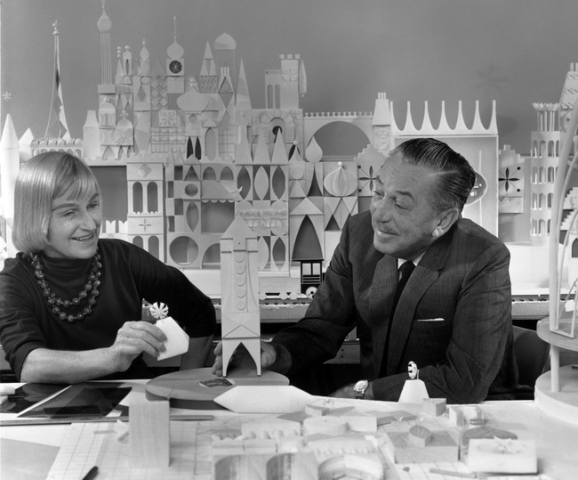 女性初の“ディズニー・レジェンド”メアリー・ブレアの生涯を描いた絵本